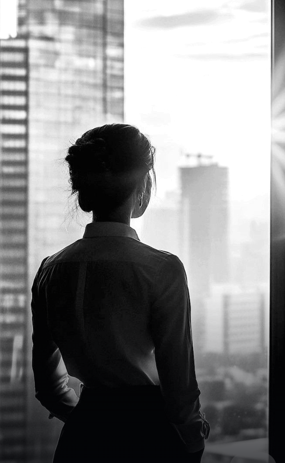 Executiva observando a cidade